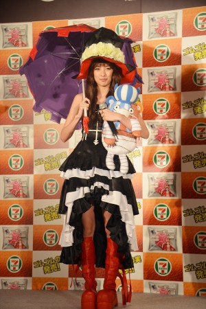 アッキーナ、『ワンピース』魅惑のコスプレ姿を披露