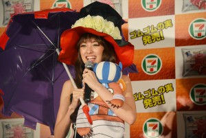 アッキーナ、『ワンピース』魅惑のコスプレ姿を披露