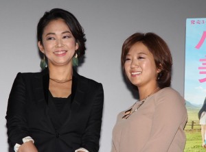 映画『ハダカの美奈子』完成披露試写会に出席した中島知子（左）と美奈子（右）