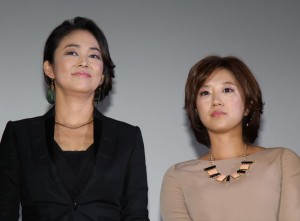 映画『ハダカの美奈子』完成披露試写会に出席した中島知子（左）と美奈子（右）