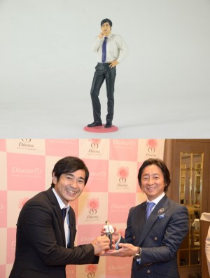 自身の理想体型フィギュアを受け取るハマカーン浜谷