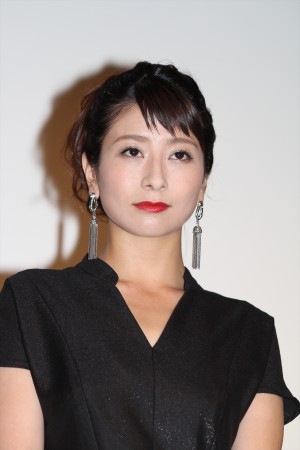 『東京難民』完成披露舞台挨拶に登場した大塚千弘