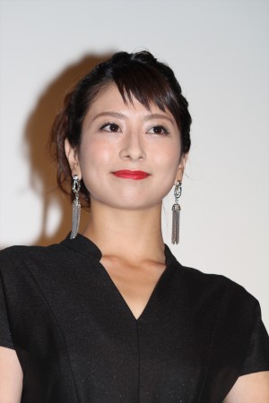 『東京難民』完成披露舞台挨拶に登場した大塚千弘