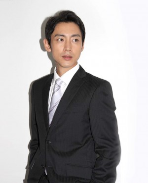 『金曜8時のドラマ「刑事 吉永誠一　涙の事件簿」』にて、鑑貴一役で出演中の小泉孝太郎