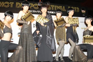 BiSの終身名誉メンバーに就任したコシノジュンコ氏を中心としたBiSメンバー