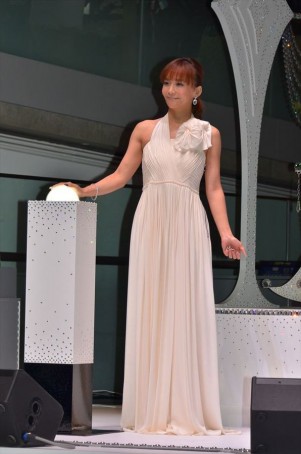 華原朋美、「Omotesando Hills CHRISTMAS 2013」イルミネーション点灯式ライブにて