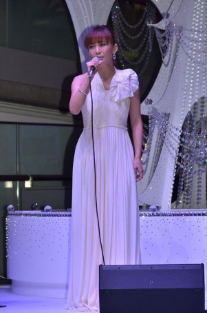 華原朋美、「Omotesando Hills CHRISTMAS 2013」イルミネーション点灯式ライブにて