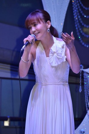 華原朋美、「Omotesando Hills CHRISTMAS 2013」イルミネーション点灯式ライブにて