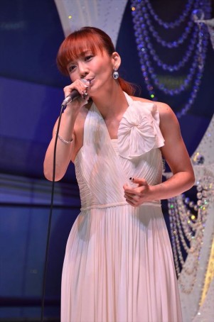 華原朋美、「Omotesando Hills CHRISTMAS 2013」イルミネーション点灯式ライブにて