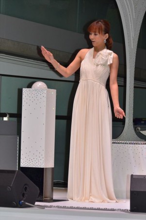 華原朋美、「Omotesando Hills CHRISTMAS 2013」イルミネーション点灯式ライブにて