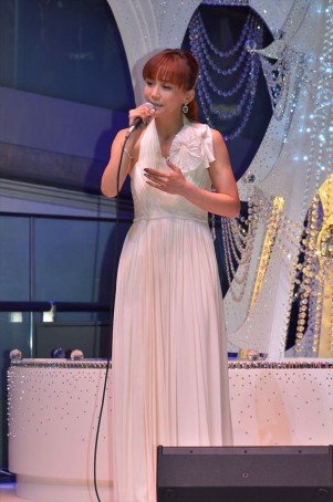 華原朋美、「Omotesando Hills CHRISTMAS 2013」イルミネーション点灯式ライブにて