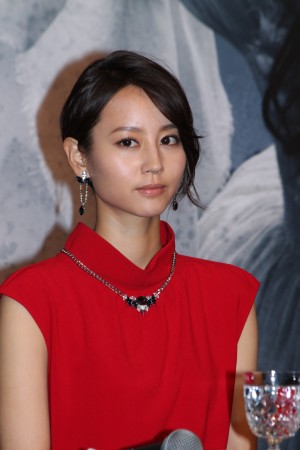 堀北真希、舞台『9days Queen“九日間の女王”』製作発表にて