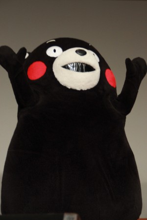 「アニソンキング」出演が決定したくまモンと童謡歌手そがみまこ