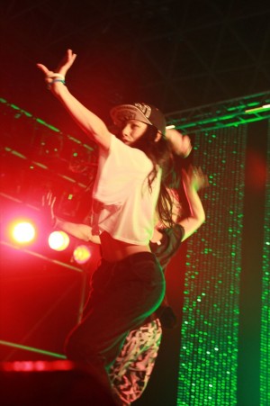 ベッキーにそっくり!? ジェシカ、ダンス披露で会場を魅了