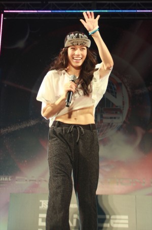 ベッキーにそっくり!? ジェシカ、ダンス披露で会場を魅了