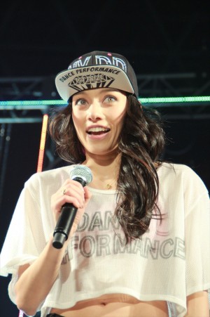 ベッキーにそっくり!? ジェシカ、ダンス披露で会場を魅了