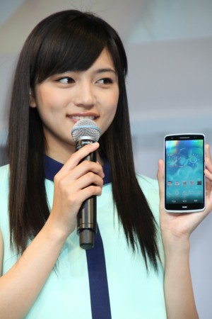 川口春奈、au新スマートフォン「isai」説明会及び新CM発表会にて