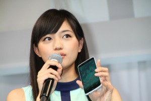 川口春奈、au新スマートフォン「isai」説明会及び新CM発表会にて