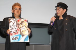 「伊達臣人」に扮したサンドウィッチマン・伊達みきおと、「富樫源次」に扮したサンドウィッチマン・富澤たけし