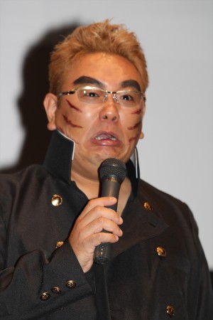 「伊達臣人」に扮したサンドウィッチマン・伊達みきお