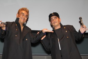 「伊達臣人」に扮したサンドウィッチマン・伊達みきおと、「富樫源次」に扮したサンドウィッチマン・富澤たけし