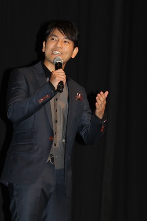 『カノジョは嘘を愛しすぎてる』完成披露舞台挨拶に登壇した小泉徳宏監督