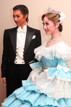 宝塚グランドロマン『風と共に去りぬ』囲み取材に応じた凰稀かなめと実咲凛音