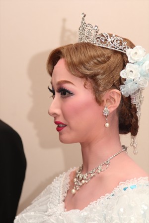 宝塚グランドロマン『風と共に去りぬ』囲み取材に応じた実咲凛音