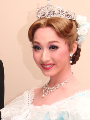 宝塚グランドロマン『風と共に去りぬ』囲み取材に応じた実咲凛音