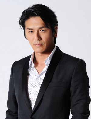 高橋克典が敏腕経営コンサルタント・岡村征を演じる