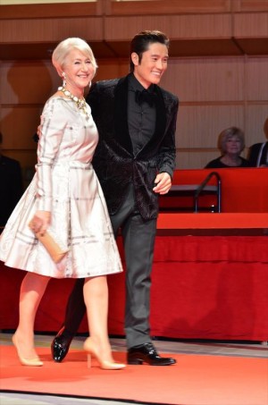ヘレン・ミレンをエスコートするイ・ビョンホン
