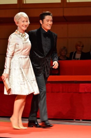 ヘレン・ミレンをエスコートするイ・ビョンホン