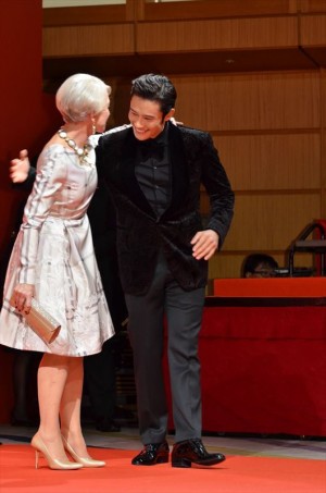 ヘレン・ミレンをエスコートするイ・ビョンホン