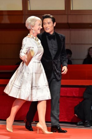 ヘレン・ミレンをエスコートするイ・ビョンホン