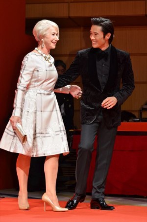 ヘレン・ミレンをエスコートするイ・ビョンホン