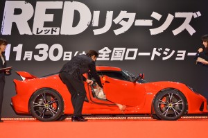 ロータスのスポーツカーに乗車したヘレン・ミレンを優しく起こす・イ・ビョンホン