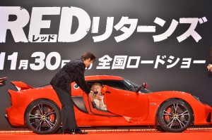 ロータスのスポーツカーに乗車したヘレン・ミレンを優しく起こす・イ・ビョンホン