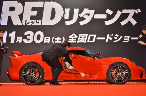 ロータスのスポーツカーに乗車したヘレン・ミレンを優しく起こす・イ・ビョンホン