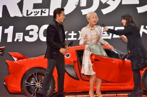 ロータスのスポーツカーに乗車したヘレン・ミレンを優しく起こす・イ・ビョンホン