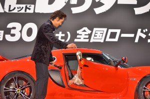 ロータスのスポーツカーに乗車したヘレン・ミレンを優しく起こす・イ・ビョンホン