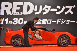 ロータスのスポーツカーに乗車したヘレン・ミレンを優しく起こす・イ・ビョンホン