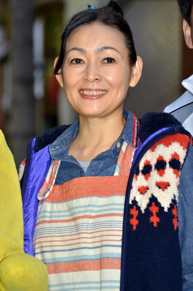 ドラマ『家族の裏事情』にゲスト出演するふなっしーと出演者（左から沢村一樹、財前直見、佐藤二朗）