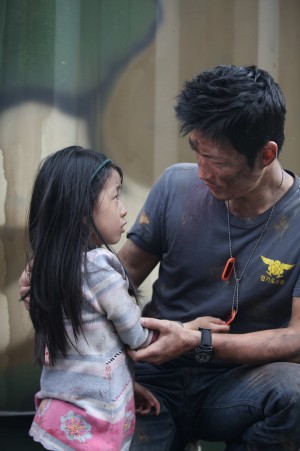 『FLU 運命の36時間』で映画デビューを果たした天才子役のパク・ミナ（左）とチャン・ヒョク（右）