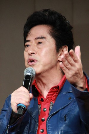 『となりの関くん』劇中歌を熱唱する水木一郎