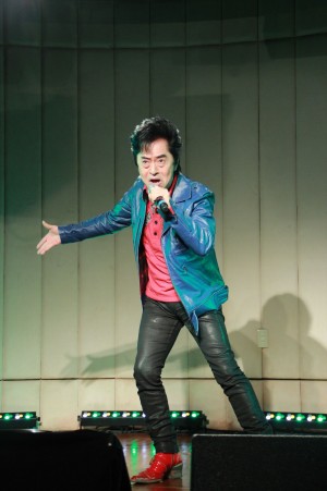 『となりの関くん』劇中歌を熱唱する水木一郎