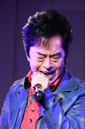 『となりの関くん』劇中歌を熱唱する水木一郎