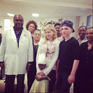 マドンナと息子ロッコが病院を訪問