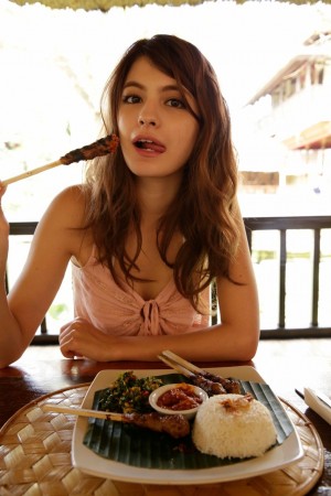 マギーがセクシーショット満載の初写真集を発売！