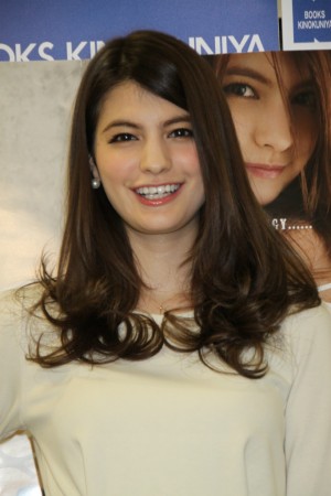 マギー、1st写真集『マギー マギー マギー』発売記念イベントにて