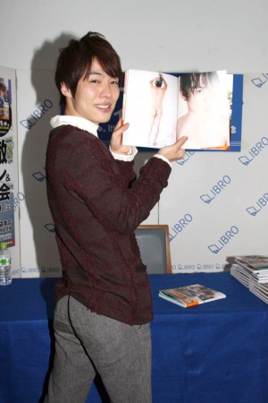 一徹、『特典DVD 付き いってちゅ。Ittetsu photo book』発売イベントにて